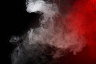 Siyah arka planda beyaz buhar. Boşluğu kopyala.