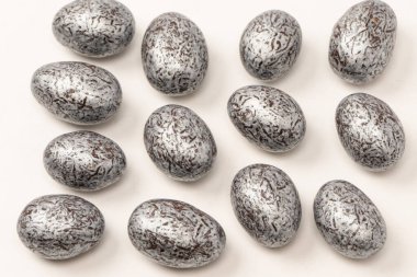 Beyaz arka planda izole edilmiş gümüş çikolatalı yumurtalar.. 