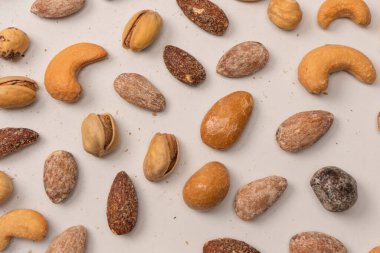 Lezzetli tuzlu fındık karışımı. Bir grup badem, fıstık, ceviz, macadamia, kaju..