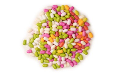 Beyaz arka planda izole edilmiş çok renkli şekerler..  