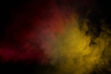 Siyah arka planda sarı buhar. Boşluğu kopyala.