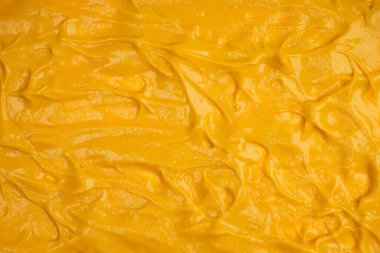 Sarı sos arka plan olarak sıçrıyor. Üst görünüm. 