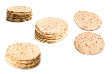 Pitta ekmeği beyaz arka planda izole edilmiş. Üst görünüm. 