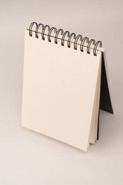 Beyaz boş spiral defter maketi, kopyalama alanı. Beyaz bir arka planda izole edilmiş. Üst görünüm. 