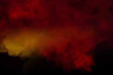 Siyah arka planda turuncu ve kırmızı buhar. Boşluğu kopyala.