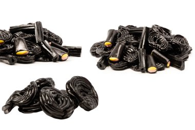 Beyaz arka planda izole edilmiş jöle anason şekeri. Siyah jöleli şekerler. Üst Manzara. Lezzetli jelatin şekerler..