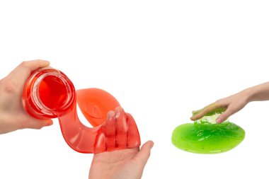 Beyaz ellerle izole edilmiş bir kadının elindeki kırmızı balçık oyuncağı. Üst görünüm. 