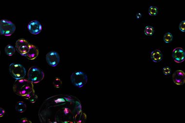 Sabun köpükleri siyah arka planda izole edilmiş. Boşluğu kopyala. 