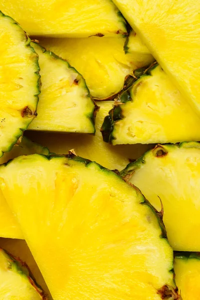Ananas sulu sarı dilimler arka planda. Üst görünüm.
