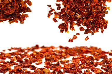 Beyaz arka planda izole edilmiş kuru domatesler..