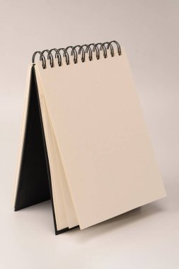 Beyaz boş spiral defter maketi, kopyalama alanı. Beyaz bir arka planda izole edilmiş. Üst görünüm.