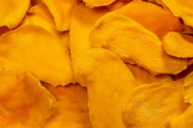 Beyaz arka planda izole edilmiş kuru, lezzetli mango dilimleri. Üst görünüm.
