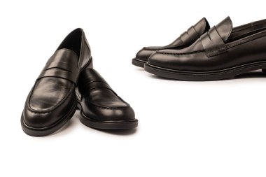 Beyaz arka planda izole edilmiş siyah deri ayakkabılar..