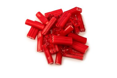 Beyaz arka planda izole edilmiş çeşitli renkli jelibon şekerler. Üst Manzara. Jöleli şekerler.