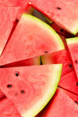 Sulu karpuz dilimleri arka planda. Üst görünüm.