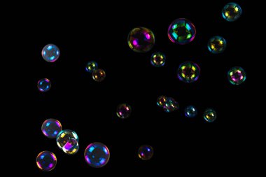 Sabun köpükleri siyah arka planda izole edilmiş. Boşluğu kopyala.