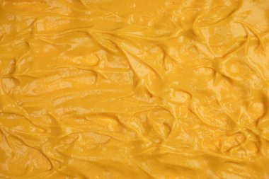 Sarı sos arka plan olarak sıçrıyor. Üst görünüm.