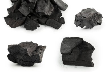 Beyaz arka planda siyah meşe kömürü izole edilmiş.