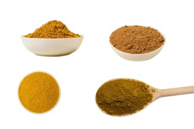 Beyaz arka planda izole edilmiş bir kasede köri tozu..