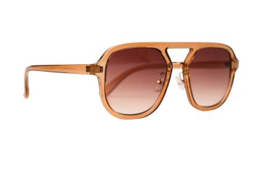 Beyaz arka planda izole edilmiş kahverengi kadın gözlükleri.