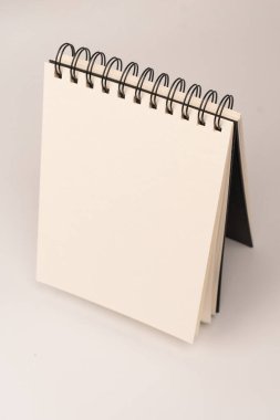 Beyaz boş spiral defter maketi, kopyalama alanı. Beyaz bir arka planda izole edilmiş. Üst görünüm.