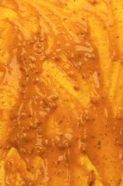 Sarı sos arka plan olarak sıçrıyor. Üst görünüm.