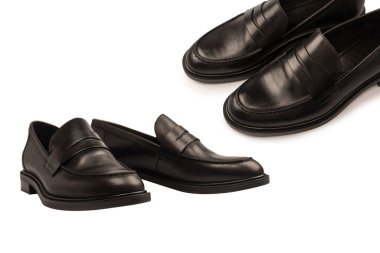 Beyaz arka planda izole edilmiş siyah deri ayakkabılar..