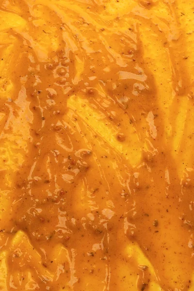 Sarı sos arka plan olarak sıçrıyor. Üst görünüm.