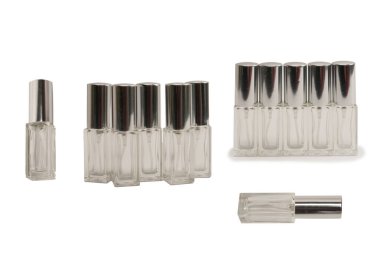 Parfüm otomatörü, parfüm şeffaf cam şişe beyaz arka planda izole.