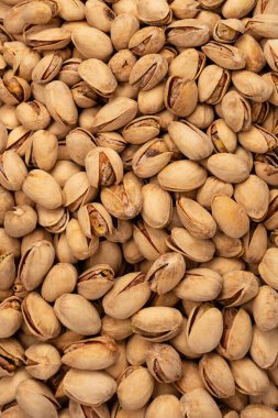 Beyaz arka planda izole edilmiş lezzetli fıstıklar..