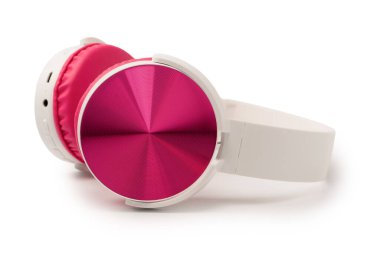 Pembe ve beyaz kulaklıklar beyaz arka planda izole edilmiş..