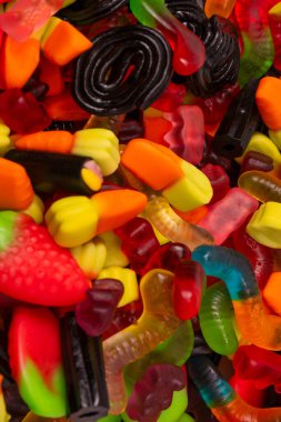 Çeşitli renkli sakızlı şekerler. Üst te. Jöle tatlılar.
