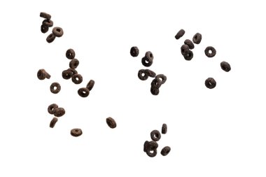 Çikolata halkaları gevrekleri bir kaseye dökülür. Kahvaltıda. Beyaz bir arkaplanda izole edilmiş.