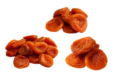 Beyaz arka planda izole edilmiş kurumuş kayısılar..