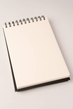 Beyaz boş spiral defter maketi, kopyalama alanı. Beyaz bir arka planda izole edilmiş. Üst görünüm.