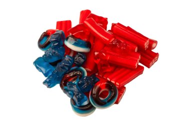 Beyaz arka planda izole edilmiş çeşitli renkli jelibon şekerler. Üst Manzara. Jöleli şekerler.