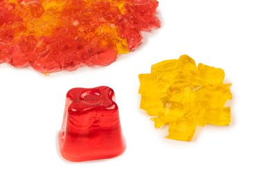 Beyaz arka planda izole edilmiş tatlı meyve jölesi..