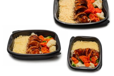 Konteynırda yemek hazır. Teriyaki soslu haşlanmış tavuk, haşlanmış havuç, lahana ve yulaf lapası. Beyaz bir arkaplanda izole edilmiş.