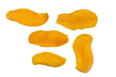 Beyaz arka planda izole edilmiş kuru, lezzetli mango dilimleri. Üst görünüm.