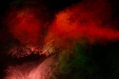 Siyah arka planda yeşil ve pembe buhar. Boşluğu kopyala.