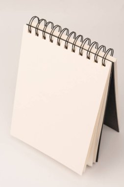 Beyaz boş spiral defter maketi, kopyalama alanı. Beyaz bir arka planda izole edilmiş. Üst görünüm.