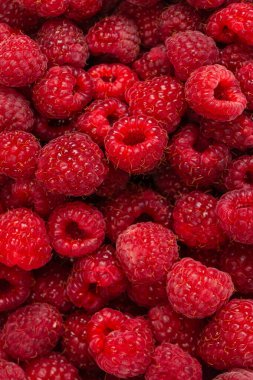 Beyaz arkaplanda izole edilmiş plastik kabın içindeki ahududu.