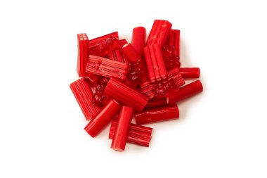 Beyaz arka planda izole edilmiş çeşitli renkli jelibon şekerler. Üst Manzara. Jöleli şekerler.