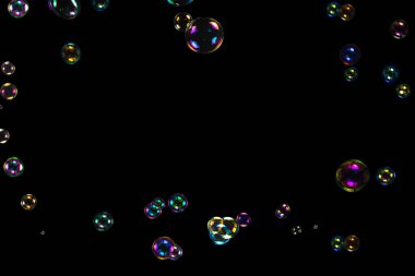 Sabun köpükleri siyah arka planda izole edilmiş. Boşluğu kopyala.