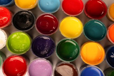 Gouache renkli boya seti. Kavanozlar dolusu guaj boyası beyaz arka planda izole edilmiş..