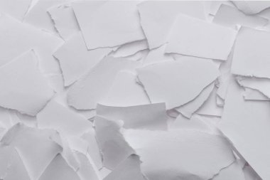 Arkaplan olarak boş beyaz kağıt parçaları. Metin veya tasarım için boşluk.