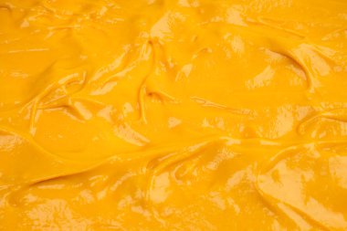 Sarı sos arka plan olarak sıçrıyor. Üst görünüm.