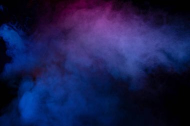 Siyah arka planda mor ve mavi buhar. Boşluğu kopyala.