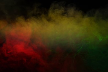 Siyah arka planda mavi ve mor buhar. Boşluğu kopyala.