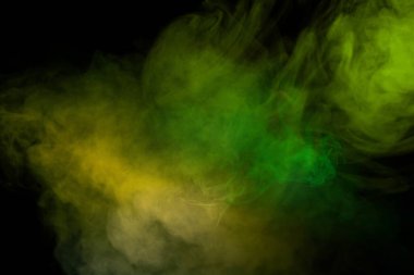 Siyah arka planda kırmızı ve yeşil buhar. Boşluğu kopyala.